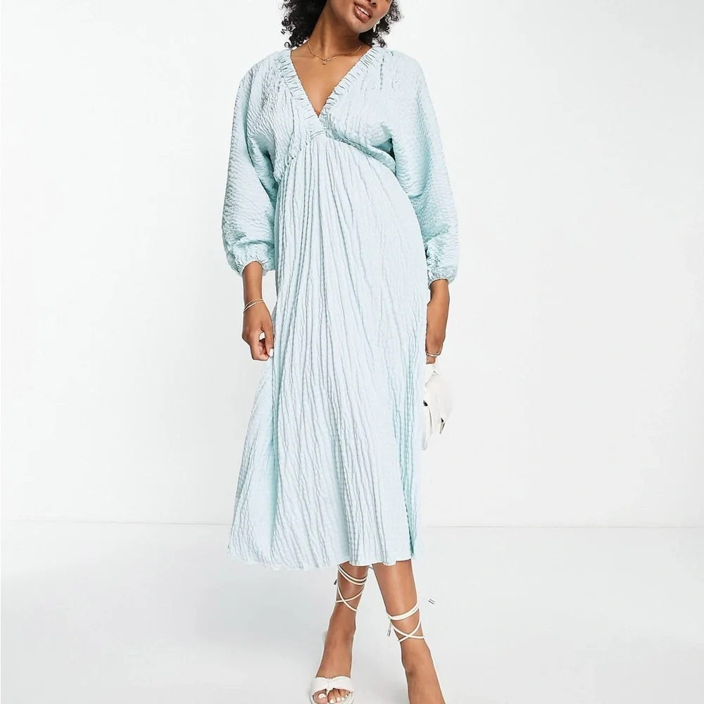 ASOS DESIGN textured plunge maxi dress with batwing sleeve in blue - Picture 4 of 11